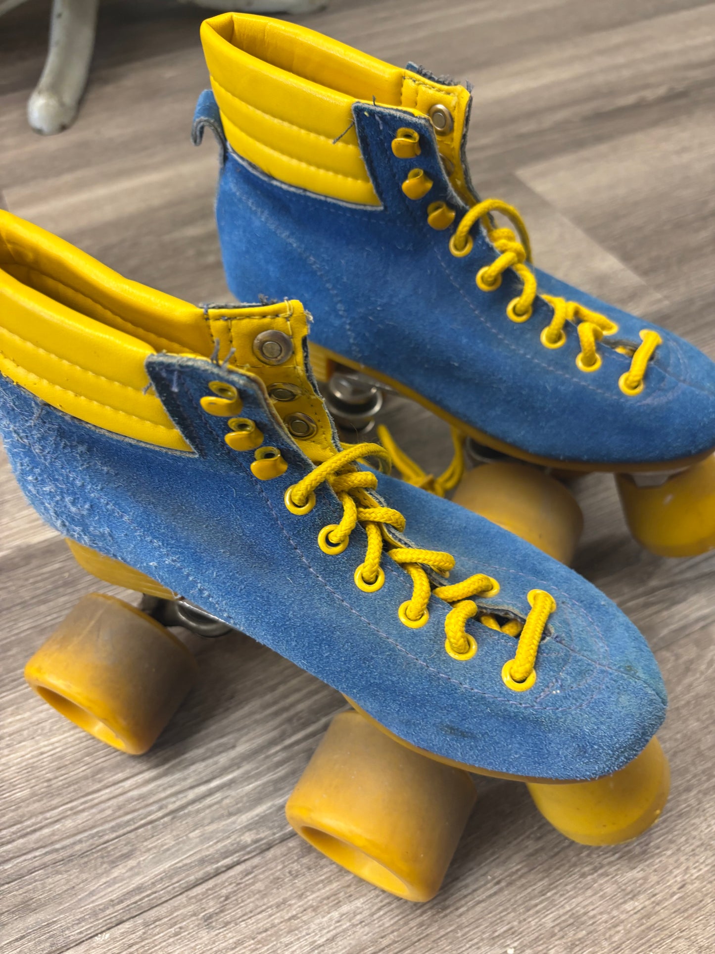 Suede Roll Rider Skates